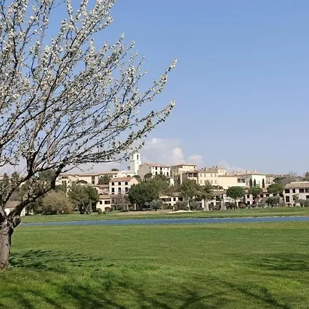 T2 Climatise Avec Belle Vue , Golf De Pont-royal Mallemort