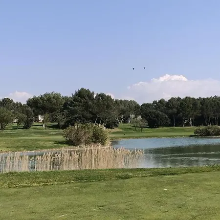 T2 Climatise Avec Belle Vue , Golf De Pont-royal Mallemort