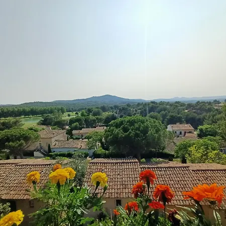 Apartment T2 Climatise Avec Belle Vue , Golf De Pont-royal