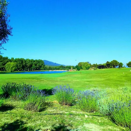 Apartment T2 Climatise Avec Belle Vue , Golf De Pont-royal
