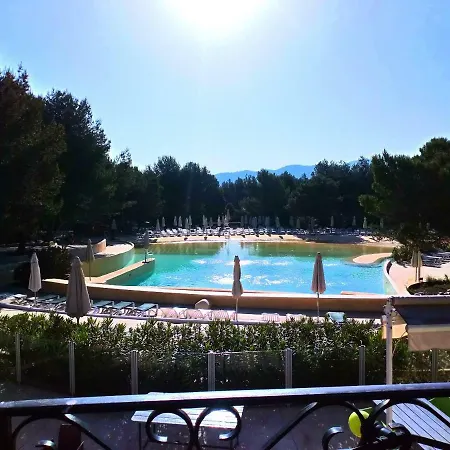 Apartment T2 Climatise Avec Belle Vue , Golf De Pont-royal Mallemort